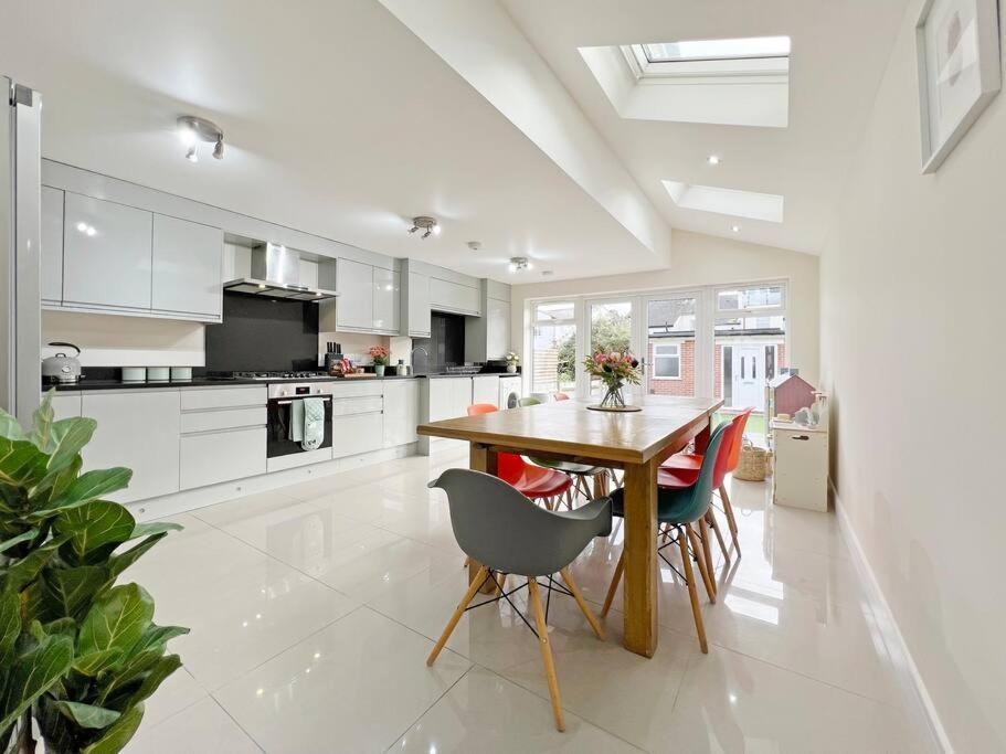 Luxury Central Windsor 5 Bed Home, Parking, Private Garden - Windsor Castle View, Legoland, Ascot, Heathrow Airport Экстерьер фото