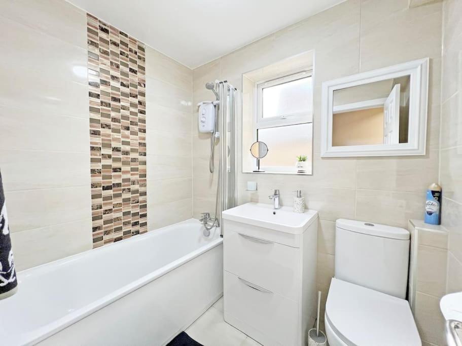 Luxury Central Windsor 5 Bed Home, Parking, Private Garden - Windsor Castle View, Legoland, Ascot, Heathrow Airport Экстерьер фото